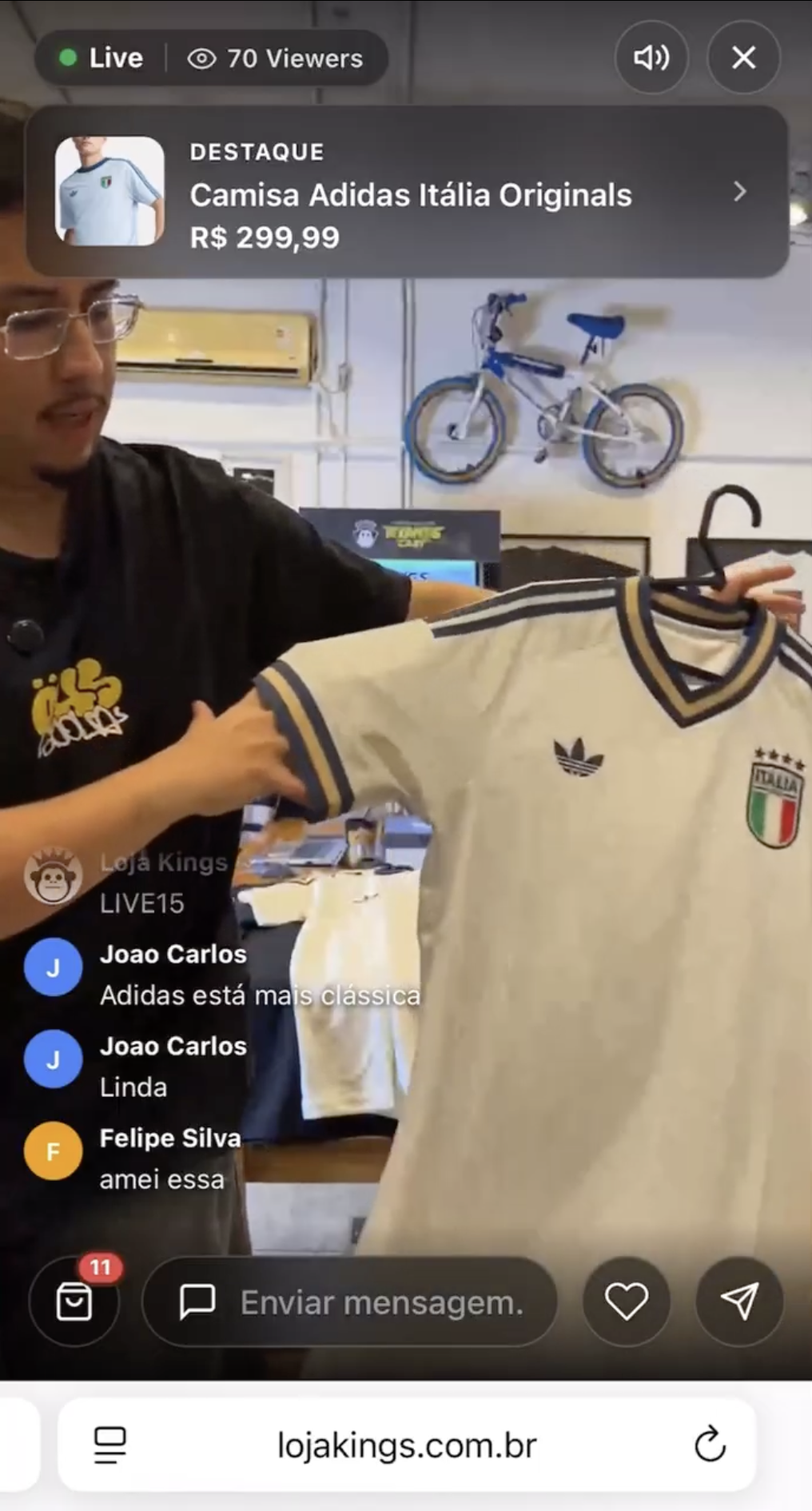 Live de streetwear rodando dentro da loja, com apresentador segurando a peça, card do produto em destaque e chat ativo